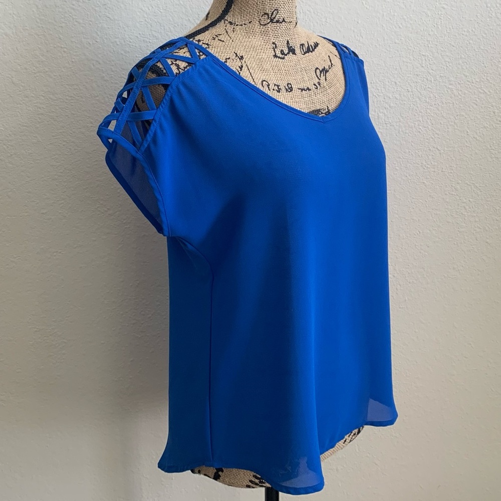 ‘E hanger M’ Blue Caged-Shoulder Top